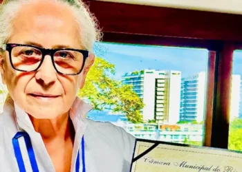 Maria Bethânia é homenageada com medalha Chiquinha Gonzaga