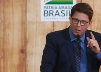 Deputado federal e ex-ator Mario Frias é internado em Brasília para tratar trombose arterial