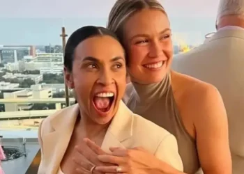 Marta anuncia noivado com Carrie Lawrence após dois anos de relacionamento