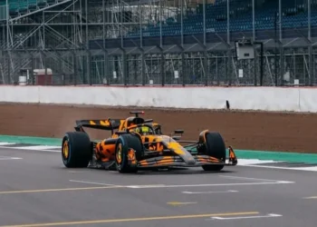 McLaren exibe primeiras imagens do veículo para a temporada 2025 da F1