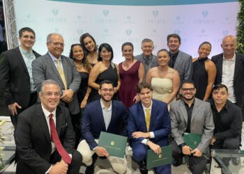 Médicos da rede municipal de Salvador são homenageados pelo trabalho durante as enchentes no Rio Grande do Sul