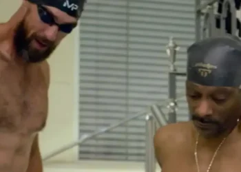 Michael Phelps dá aula de natação para o rapper Snoop Dogg