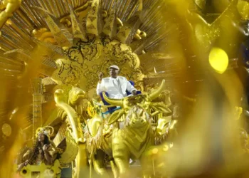 Milton Nascimento é homenageado pela Portela