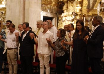 Governador Jerônimo Rodrigues participa de missa em sufrágio da alma do papa Francisco