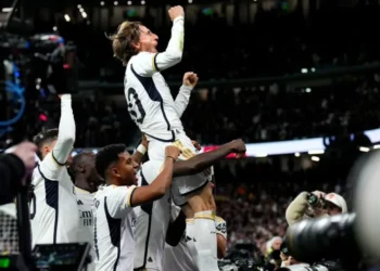 Modric sai do banco, faz gol salvador, e Real se isola na ponta do Espanhol