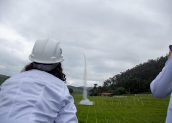 Foguetes feitos por estudantes da rede estadual com materiais reciclados se destacam na Mostra Brasileira de Astronomia