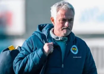 Mourinho é demitido do Fenerbahçe após eliminação na Champions League