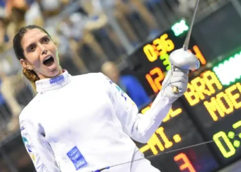Nahalie Moellhausen carimba 1ª vaga da esgrima do Brasil em Paris 2024