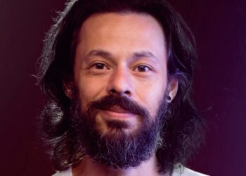 Nando Viana apresenta show solo “Como Faz Para Ficar Aqui?” neste sábado no Teatro Jorge Amado