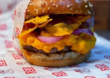 Com criações assinadas, RED Burger segue até setembro na Burger Gourmet
