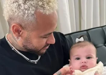 No Brasil, Neymar posta primeira foto com filha caçula: ‘03 do papai’