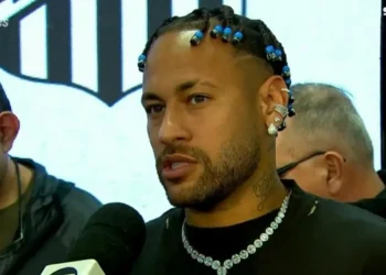 Neymar detona gramado sintético do Allianz