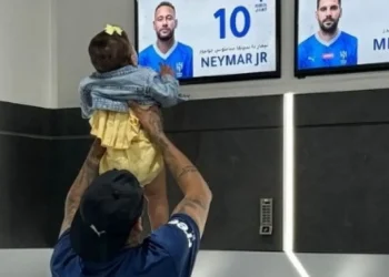 Neymar recebe visita da filha Mavie em treino