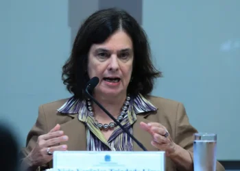 Ministra cita negacionismo ao comentar baixa adesão à vacina da dengue