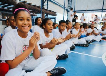 Escola municipal no Engenho Velho da Federação ganha quadra poliesportiva requalificada