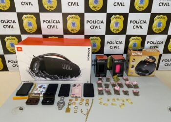 Casal investigado por furto é preso com drogas em Nova Viçosa