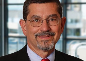 Pesquisador norte-americano, referência em câncer de pulmão, faz palestra em Salvador