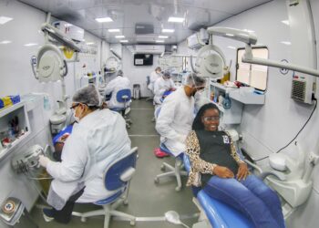 Odontomóvel nas Escolas leva serviços de saúde bucal para alunos da rede estadual em Camaçari