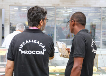 Operação Páscoa: Procon Municipal fiscaliza estabelecimentos comerciais em Lauro de Freitas