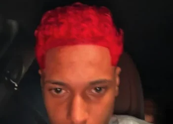 Oruam confronta polícia após abordagem em sua casa: “Eu sou filho do Marcinho da VP”