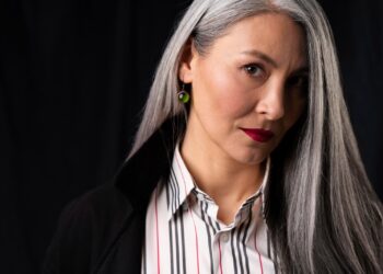 Os cabelos brancos chegaram? Saiba como cuidar dos fios prateados