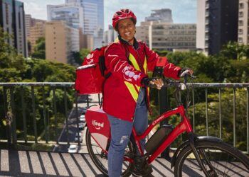 Mulheres entregadoras realizam exames preventivos ao câncer de mama e colo do útero gratuitamente