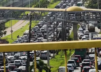 Av. Paralela: manifestação causa 3 km de engarrafamento