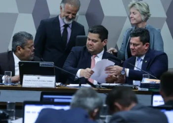 CCJ do Senado adia votação da PEC que altera regime jurídico do BC
