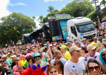 Pipoca do MUDEI arrasta multidão no Circuito Osmar e emociona foliões no último dia de Carnaval