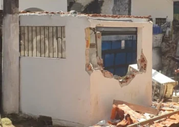 Engenho Velho da Federação: construção ilegal de traficantes é destruída pela PM