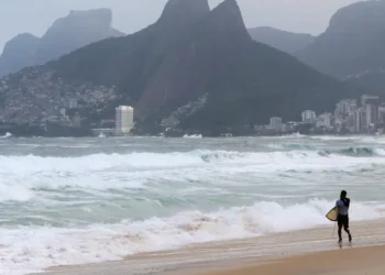 Marinha emite aviso de ressaca e alerta de ventos fortes no Rio