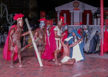 Lauro de Freitas: Encenação da Paixão de Cristo emociona e atrai multidão à Praça da Matriz