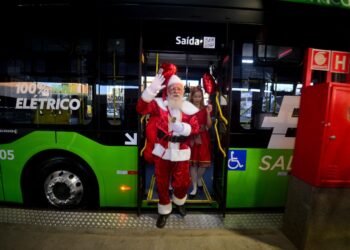 Papai Noel irá de BRT para programação natalina em shopping do Centro de Salvador