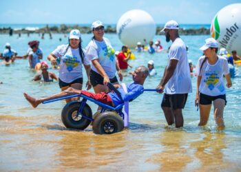 ParaPraia comemora em 2025 uma década de banho assistido a pessoas com deficiência em Ondina