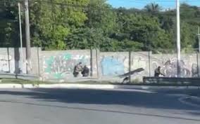 Av. Paralela: troca de tiros durante perseguição policial deixa ao menos duas pessoas feridas