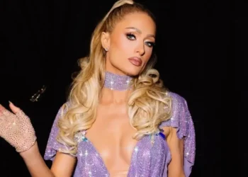 Paris Hilton diz que nunca fez plásticas e revela segredo de beleza