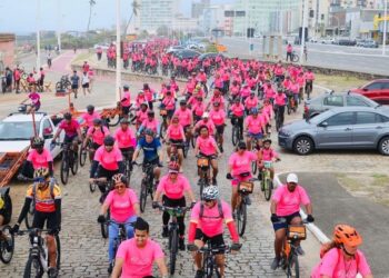 Pedal Outubro Rosa: passeio ciclístico contra o câncer de mama reúne quase 1 mil pessoas na orla de Salvador