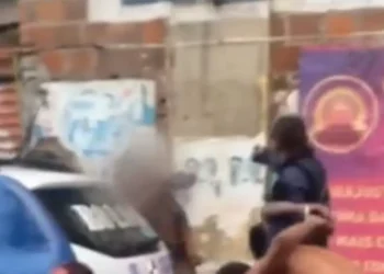 Pelourinho: em abordagem violenta, guarda municipal atira contra jovem