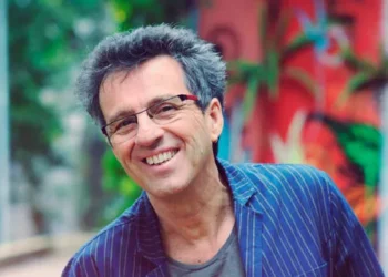 Péricles Cavalcanti, autor de canções para Gal, Gil e Caetano, canta na Casa da Mãe