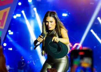 “O forró foi um berço muito importante para minha carreira”, disse Simone Mendes que cantou para uma multidão no Parque de Exposições