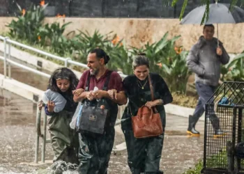 Porto Alegre enfrenta chuva forte e bairro Menino Deus volta a alagar