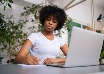 Mulheres recebem 19,4% a menos que os homens, diz relatório do MTE