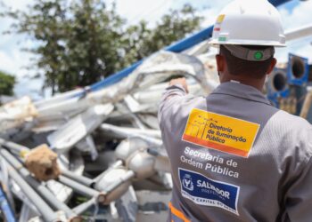 Substituições de postes danificados por acidentes de trânsito em Salvador crescem 33% em relação a 2023