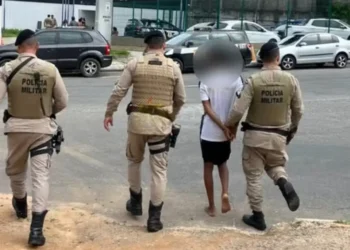Barra: adolescente de 17 anos tenta roubar corrente de médico é detido pela PM