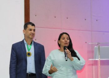 Professor de Matemática medalhista de ouro, em Brasília, recebe homenagem da SEC