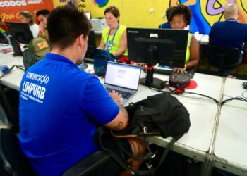 Profissionais de comunicação que atuam no Carnaval contam com apoio de sala de imprensa e cabines de rádio