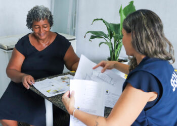 EMAES entrega primeiro projeto arquitetônico para família de Terra Prometida, em Lauro de Freitas