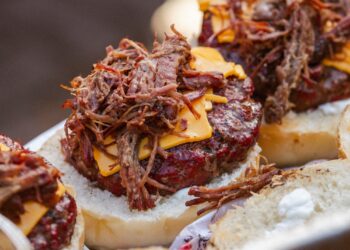 RED Burger celebra 8 anos com 7 chefs assadores e muita música em evento gratuito para a família