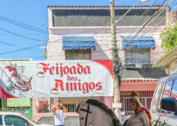 Devotos de São Jorge fazem feijoada no Rio para comemorar dia do santo