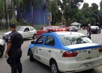 Traficantes sequestram sete ônibus e usam como barricadas no Rio